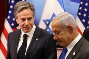 El secretario de Estado de EEUU, Antony Blinken, y el primer ministro israelí, Binyamín Netanyahu, durante la rueda de prensa que han ofrecido este lunes en Jerusalén.