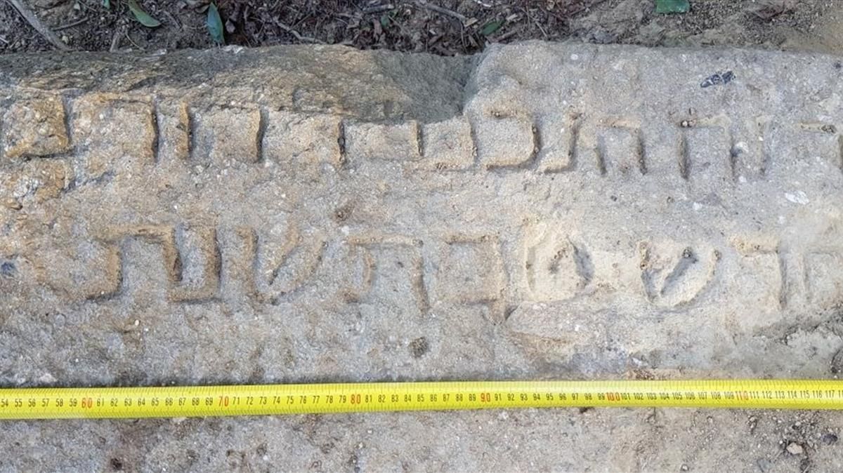 Lápida epigrafiada de la necrópolis judía de Montjuïc de los (siglos IV-XIV) que un ciudadano localizó en enero en la Avenida Miramar de Barcelona. Lápida epigrafiada de la necrópolis judía de Montjuïc de los (siglos IV-XIV) que un ciudadano localizó en enero en la Avenida Miramar de Barcelona.