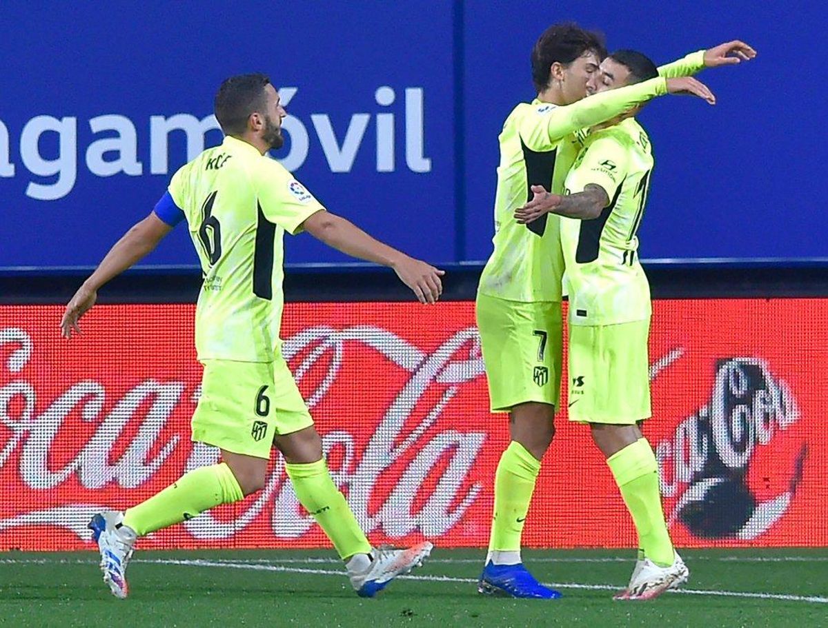 João Félix (c) celebra con sus compañeros uno de sus goles ante Osasuna. João Félix (c) celebra con sus compañeros uno de sus goles ante Osasuna.