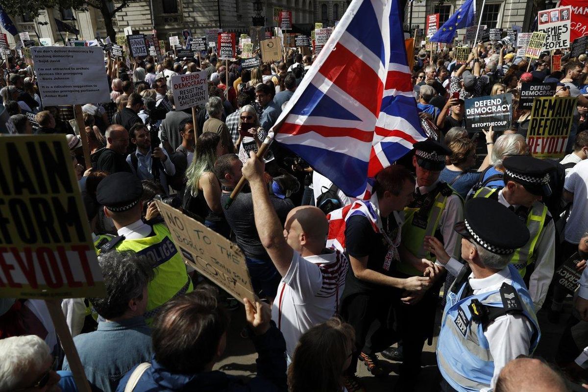Manifestación contra la decisión de Boris Johnson de suspender el Parlamento, este sábado a las puertas de Downing Street, en Londres. Manifestación contra la decisión de Boris Johnson de suspender el Parlamento, este sábado a las puertas de Downing Street, en Londres.