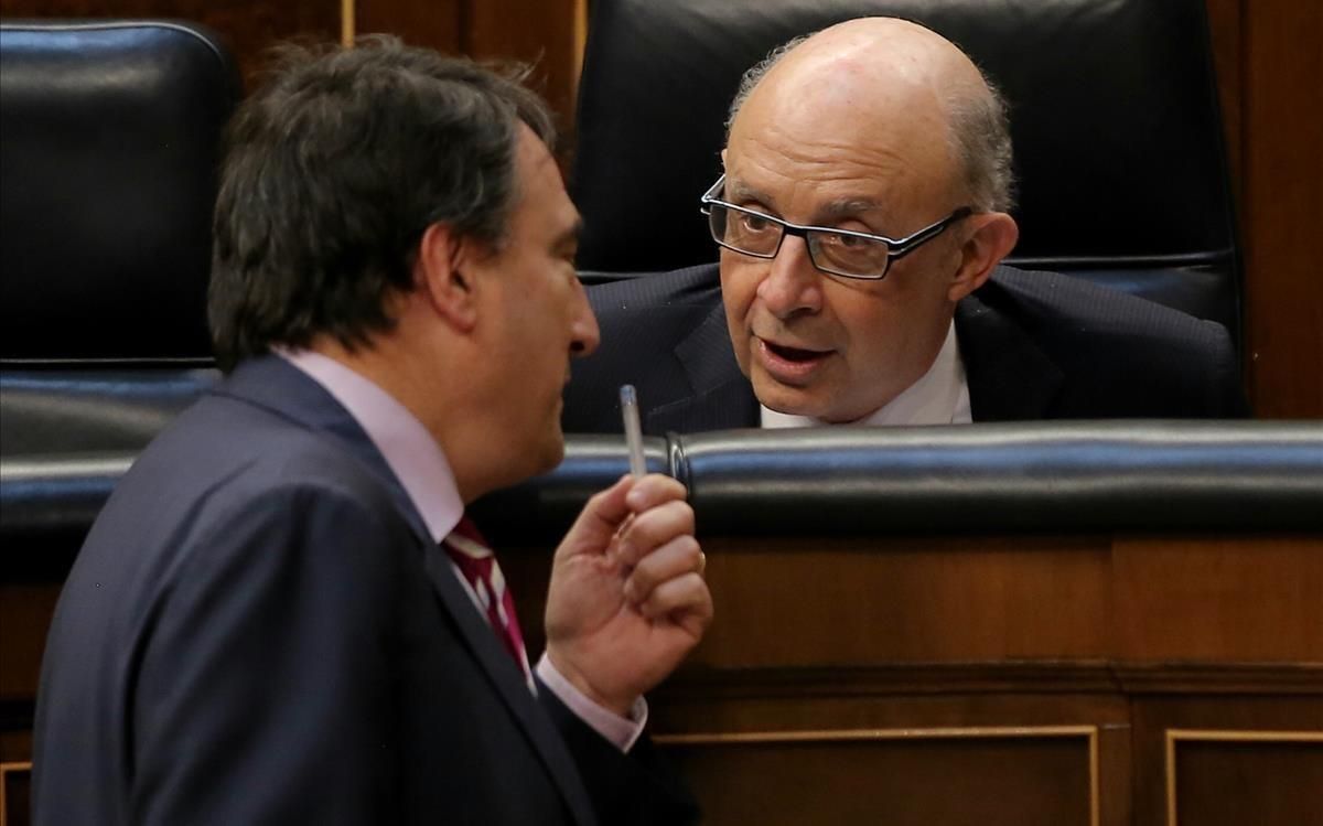 Aitor Esteban y Cristóbal Montoro, este miércoles, en el Congreso. Aitor Esteban y Cristóbal Montoro, este miércoles, en el Congreso.