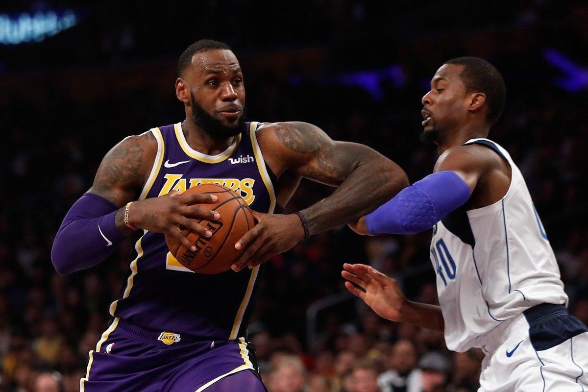 LeBron James fue el mejor del duelo con 29 puntos, 5 rebotes y 6 asistencias. LeBron James fue el mejor del duelo con 29 puntos, 5 rebotes y 6 asistencias.