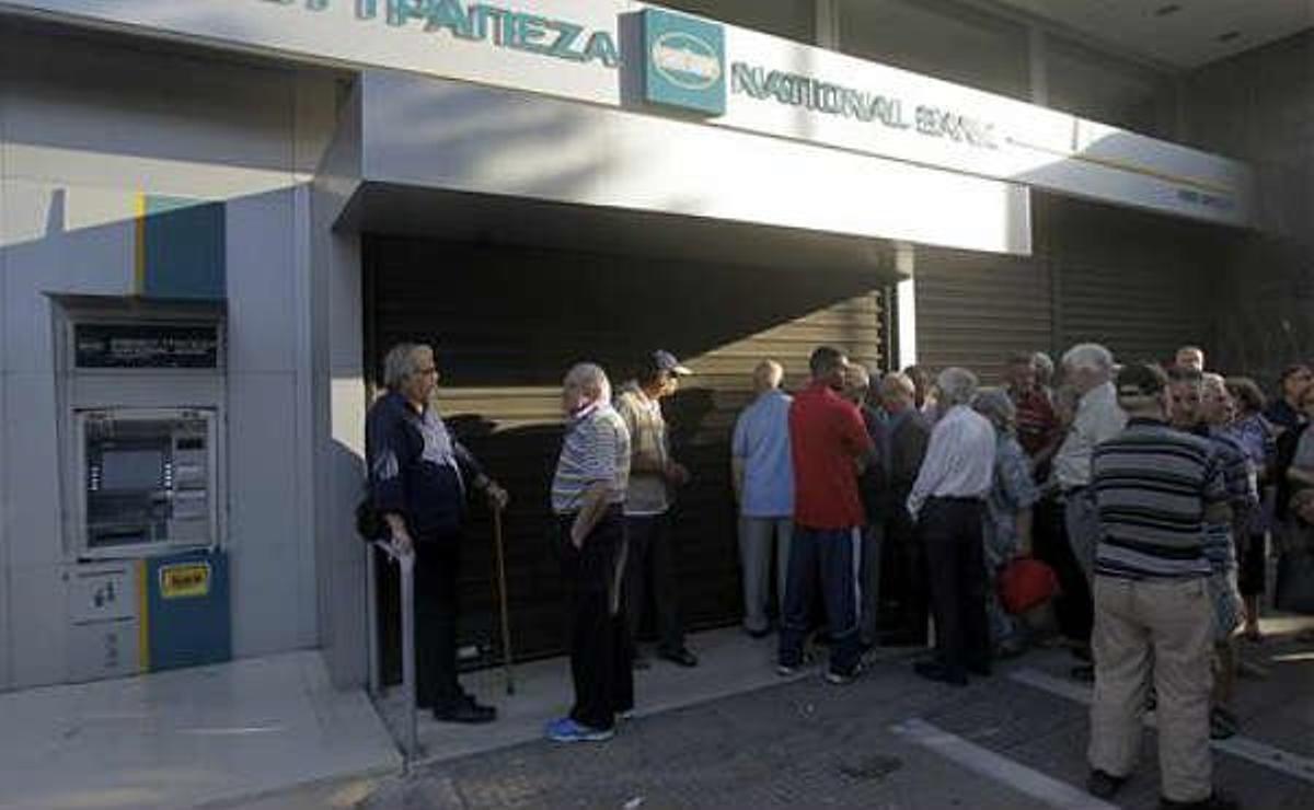 Con los controles de capital ya vigentes este lunes en Grecia, los jubilados han acudido por la mañana a las entidades bancarias a por sus pensiones.