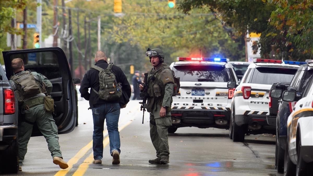 Policías ante la sinagoga atacada en Pittsburgh.