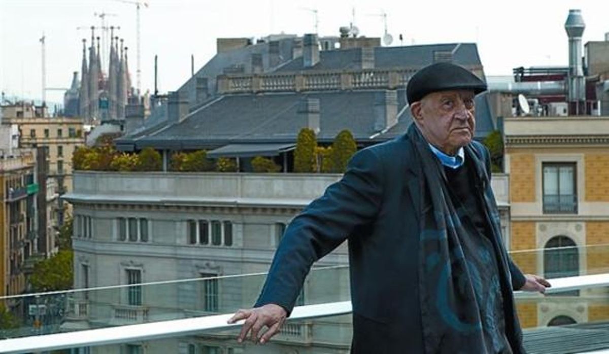 El escritor de Roda de Ter Emili Teixidor, el pasado jueves en una azotea del paseo de Gràcia de Barcelona. El escritor de Roda de Ter Emili Teixidor, el pasado jueves en una azotea del paseo de Gràcia de Barcelona.