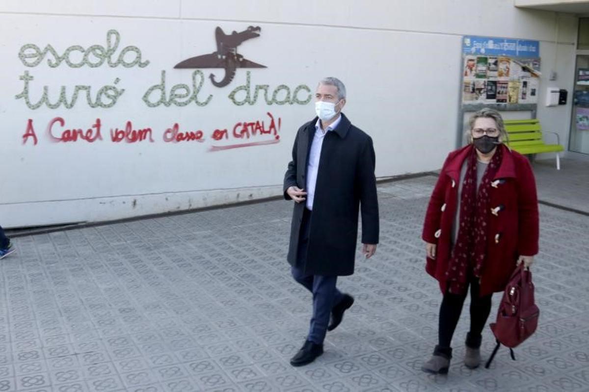 El ’conseller’ d’Educació, Josep Gonzàlez-Cambray, con la alcaldesa de Canet de Mar, Blanca Arbell, a la salida de la escuela Turó del Drac, el pasado 9 de diciembre de 2021.
