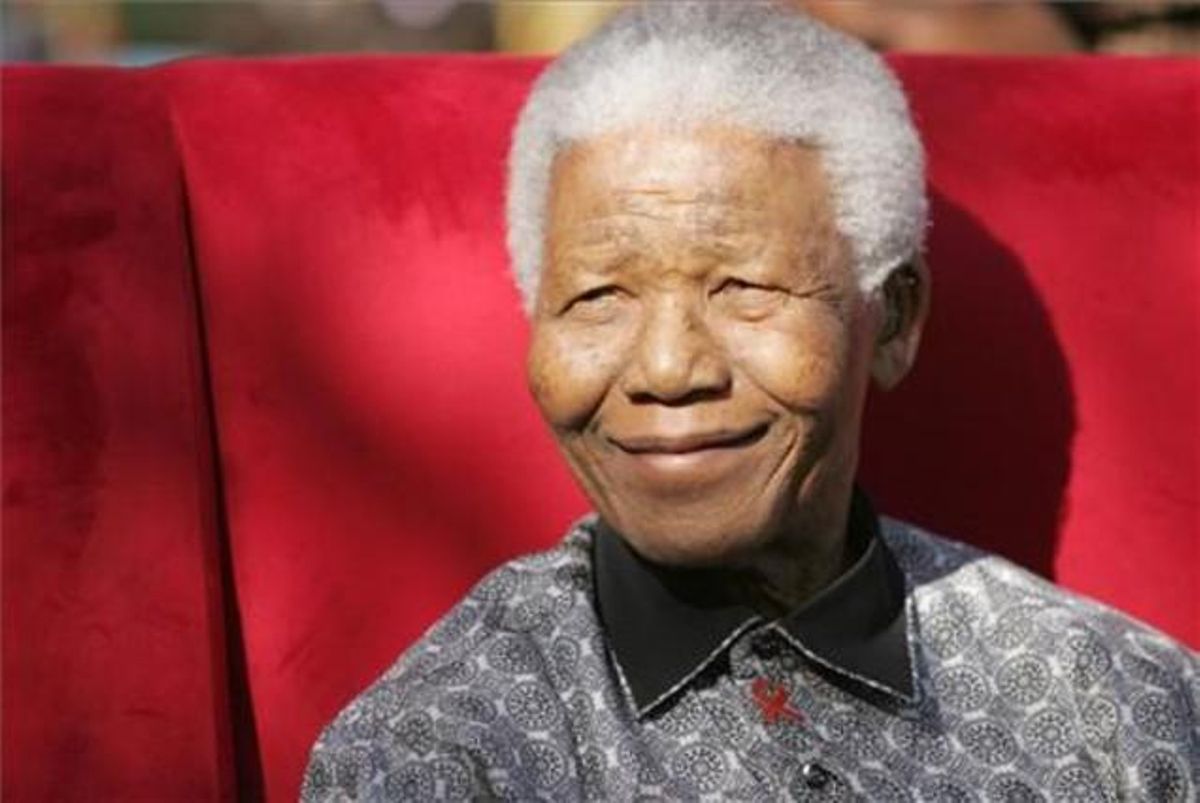 Mandela, durante la fiesta de su aniversario, el 20 de julio del 2005, en Johannesburgo. Mandela, durante la fiesta de su aniversario, el 20 de julio del 2005, en Johannesburgo.