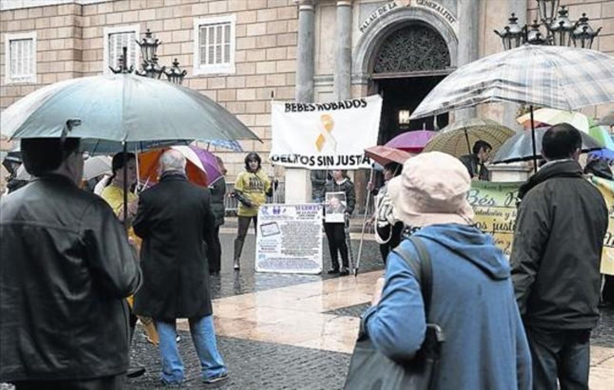 Bajo la lluvia 8 Los concentrados resistieron estoicamente la tormenta que cayó ayer sobre Barcelona. Bajo la lluvia 8 Los concentrados resistieron estoicamente la tormenta que cayó ayer sobre Barcelona.
