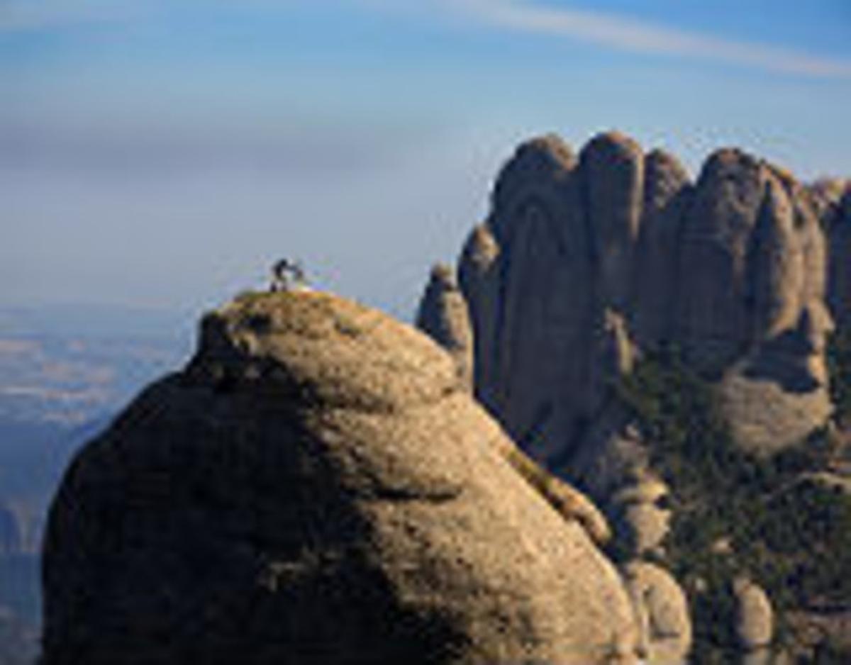 Dos escaladores subiendo Montserrat.