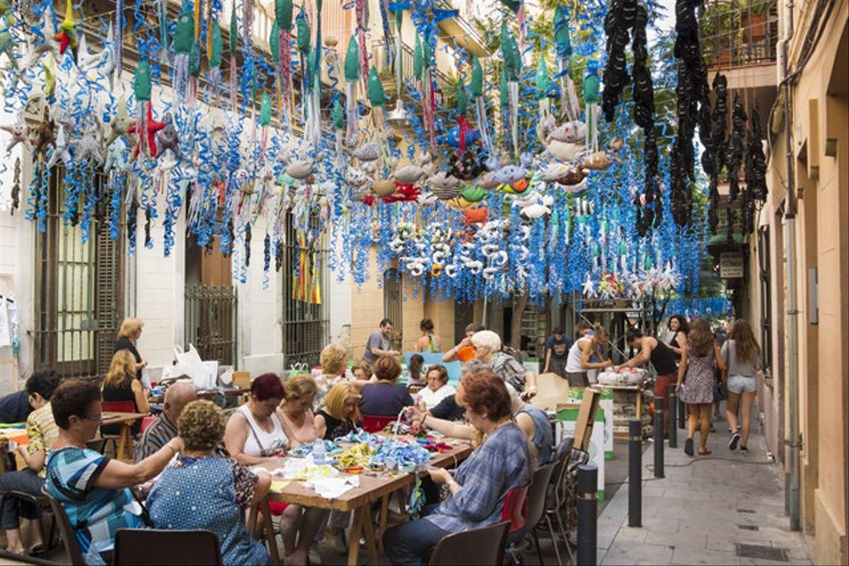 Vecinos de Gràcia preparan las fiestas de agosto del 2014. Todo un ejemplo de asociacionismo. Vecinos de Gràcia preparan las fiestas de agosto del 2014. Todo un ejemplo de asociacionismo.