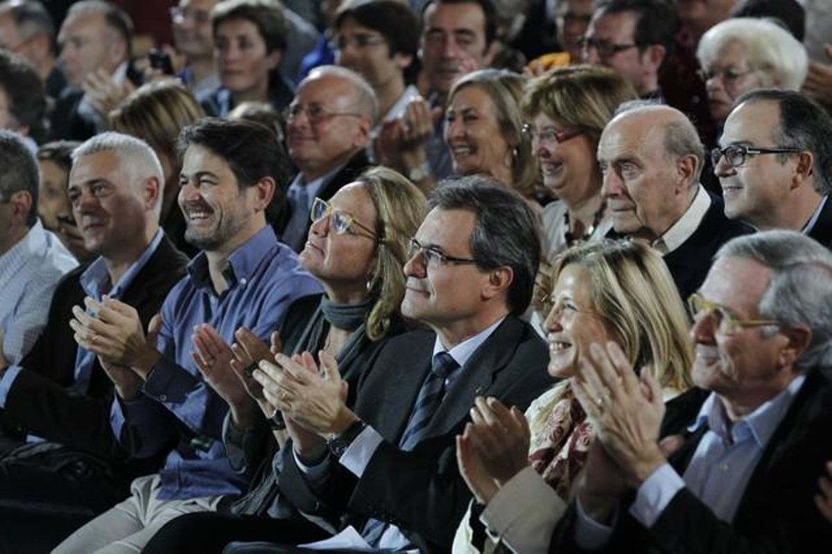 Artur Mas, y su mujer, Xavier Trias y Oriol Pujol, entre otros, en la primera fila, en L’Illa Diagonal. Artur Mas, y su mujer, Xavier Trias y Oriol Pujol, entre otros, en la primera fila, en L’Illa Diagonal.