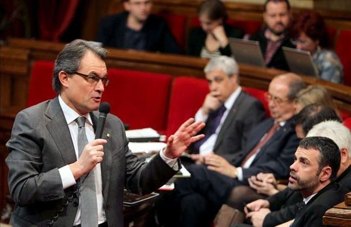 El presidente de la Generalitat, Artur Mas, en el pleno del Parlament de este 13 de marzo. EFE / TONI ALBIR El presidente de la Generalitat, Artur Mas, en el pleno del Parlament de este 13 de marzo. EFE / TONI ALBIR