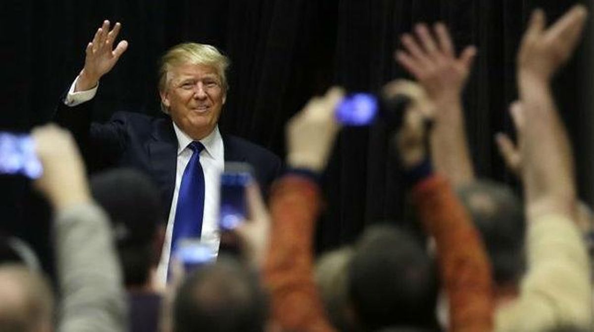 Trump saluda a sus seguidores al llegar a un acto de campaña en la Clinton Middle School, el 30 de enero, en Clinton (Iowa). Trump saluda a sus seguidores al llegar a un acto de campaña en la Clinton Middle School, el 30 de enero, en Clinton (Iowa).
