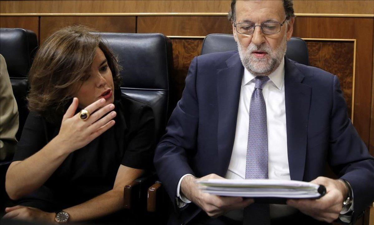 El presidente Mariano Rajoy junto a su número dos, Soraya Sáenz de Santamaría, en la sesión de investidura