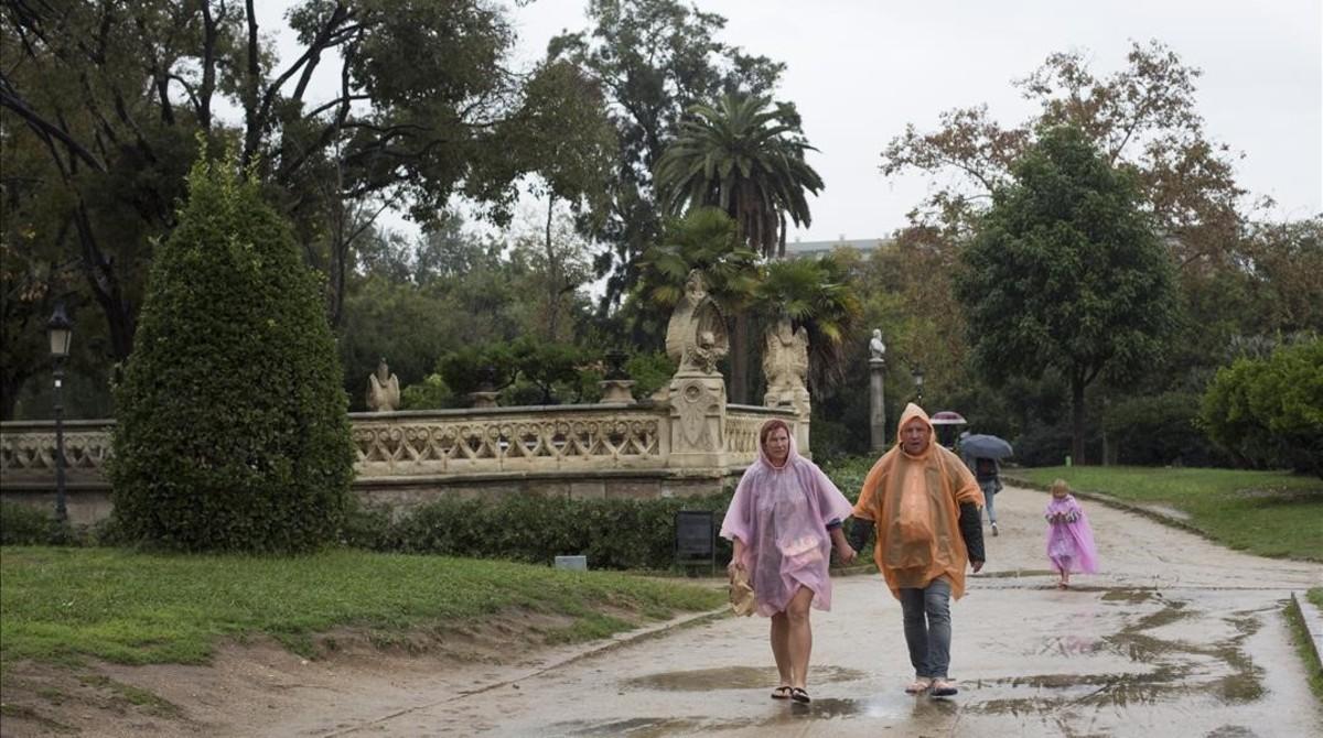 Imagen de archivo de paseantes en la Ciutadella en una jornada de lluvia.