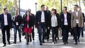 Dirigentes socialistas se dirigen a la reunión del comité federal del sábado en Alcalá de Heneraes.