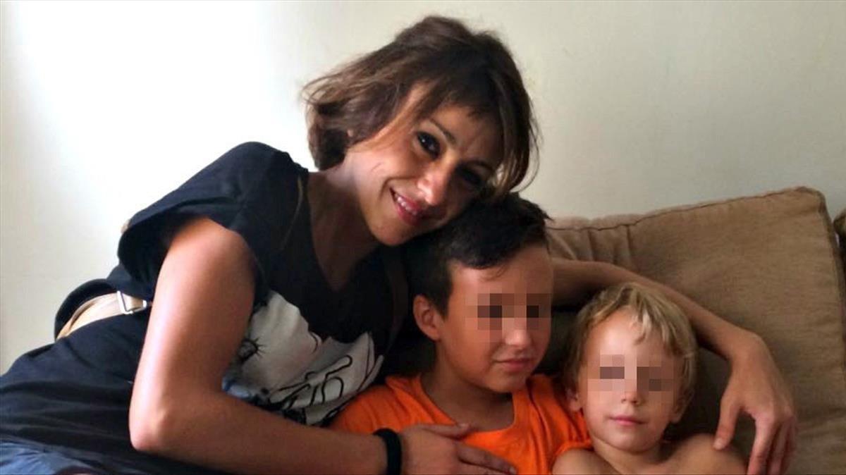 Juana Rivas y sus hijos, con los que se escondió durante un mes para no devolvérselos a su padre italiano, condenado por maltrato. 