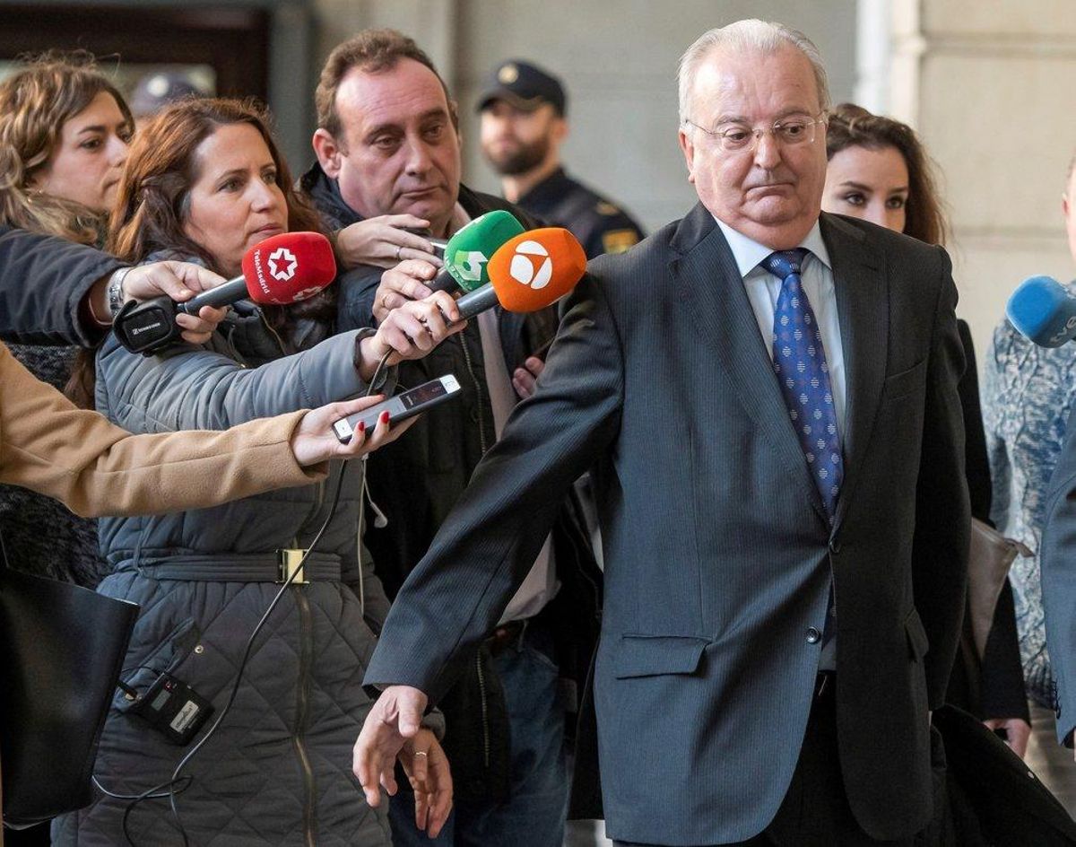 El exconsejero de Empleo, Antonio Fernández, a su llegada a la Audiencia de Sevilla. El exconsejero de Empleo, Antonio Fernández, a su llegada a la Audiencia de Sevilla.