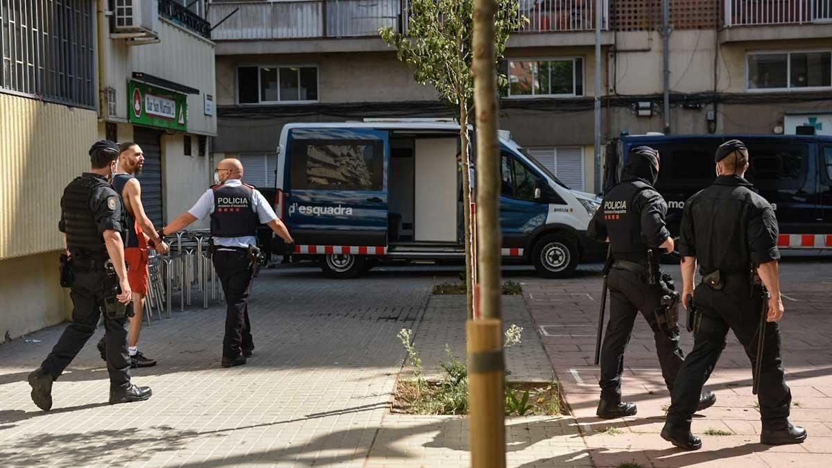 Los agentes se llevan a uno de los detenidos en la macrooperación de La Mina. Los agentes se llevan a uno de los detenidos en la macrooperación de La Mina.