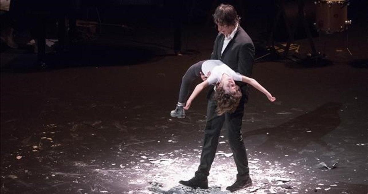 Blai Mateu y su hija Rita, en una escena de ’A tocar!’, de la compañía Baró d’Evel, en 2020. Blai Mateu y su hija Rita, en una escena de ’A tocar!’, de la compañía Baró d’Evel, en 2020.