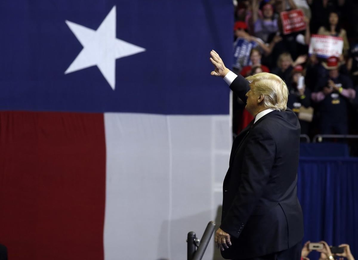Trump saluda a los asistentes a un mitin en Texas, el lunes.