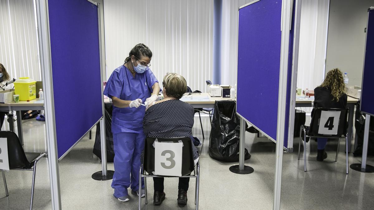 Una mujer recibe la vacuna contra el Covid-19 en el recinto de Montjuïc de Fira de Barcelona.