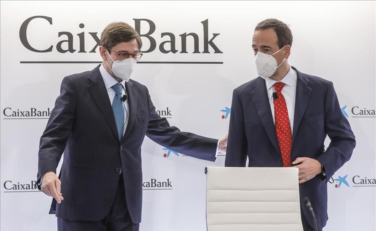 El presidente de CaixaBank, José Ignacio Goirigolzarri (izquierda), y el consejero delegado de la entidad, Gonzalo Gortazar, a su llegada a una rueda de prensa en la Sede social de CaixaBank en Valencia.