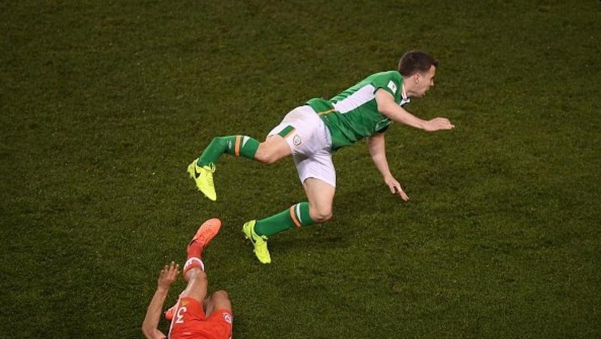Taylor le rompe la pierna a Coleman en una acción del Irlanda-Gales.