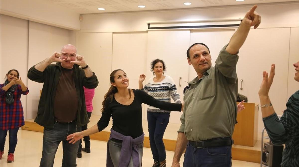 Un momento del taller de teatro social de la asociación Ítaca, en Collblanc, este jueves. A la derecha de la imagen, Jihad.