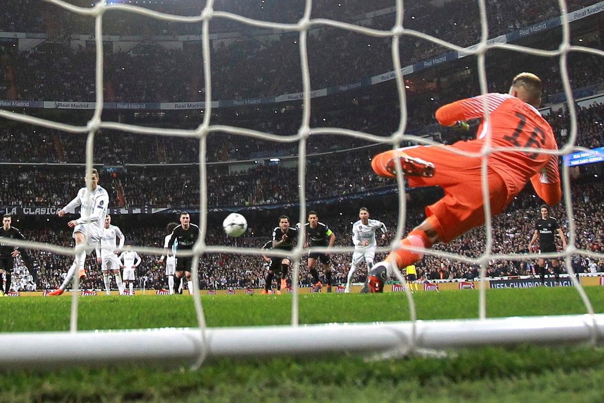 Cristiano Ronaldo marca de penalti.