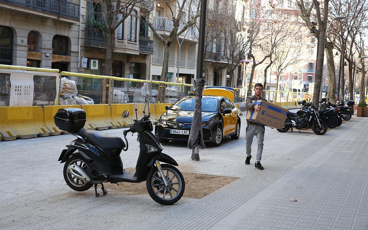 Motos aparcadas en las nuevas aceras de la calle Girona que ahora será un eje verde, el Ayuntamiento ha empezado una campaña para sancionar a las motos que aparquen en estas aceras 