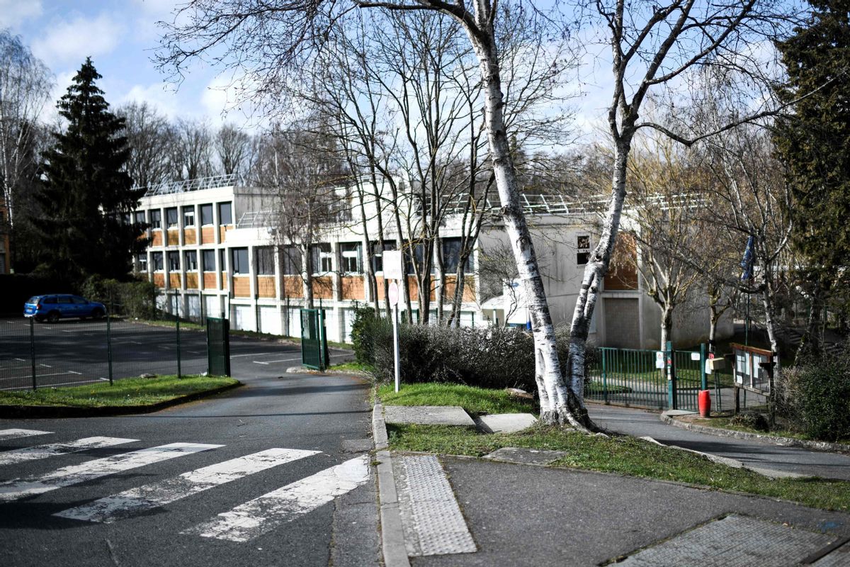 La entrada del colegio Pont de Bois en Saint-Chéron La entrada del colegio Pont de Bois en Saint-Chéron