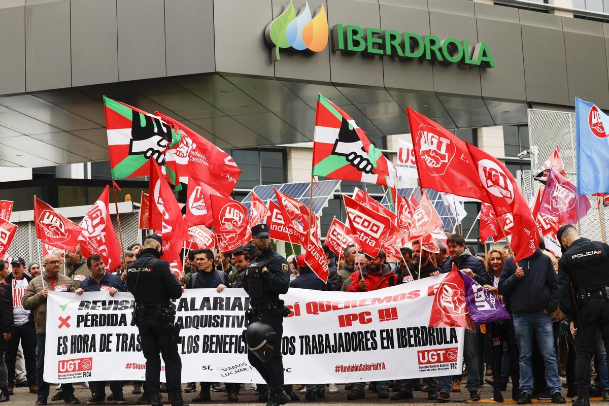 Concentración de trabajadores a las puertas de Iberdrola en Madrid para exigir una revisión salarial el pasado noviembre. EFE/ Sergio Pérez