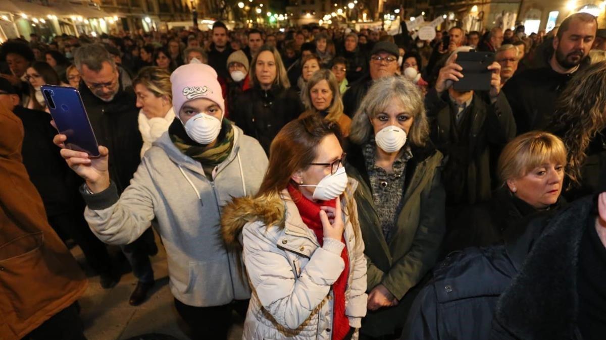 Manifestacion en la plaza de la Font de Tarragona reclamando más controles a la indústria petroquímica.
