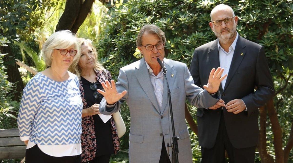 Irene Rigau, Joana Ortega y Artur Mas, en los jardines del Palau Robert, en Barcelona. Irene Rigau, Joana Ortega y Artur Mas, en los jardines del Palau Robert, en Barcelona.