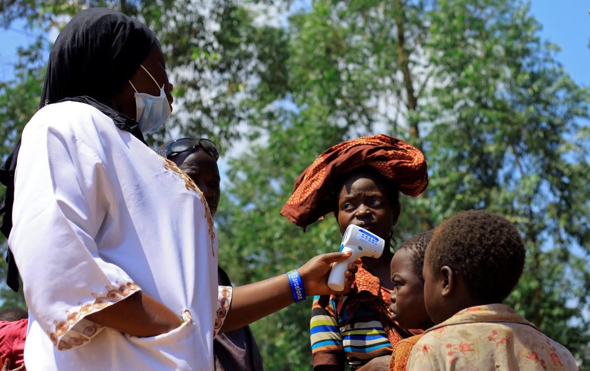Un médico congoleño toma la temperatura a un niño antes de empezar la campaña de vacunación del ébola en la población de Beni, en el Congo. Un médico congoleño toma la temperatura a un niño antes de empezar la campaña de vacunación del ébola en la población de Beni, en el Congo.