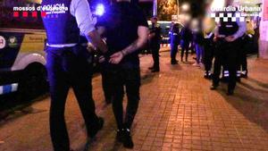 Dispositiu policial de matinada a la discoteca del Paral·lel de Barcelona vinculada a dos assassinats en cinc anys