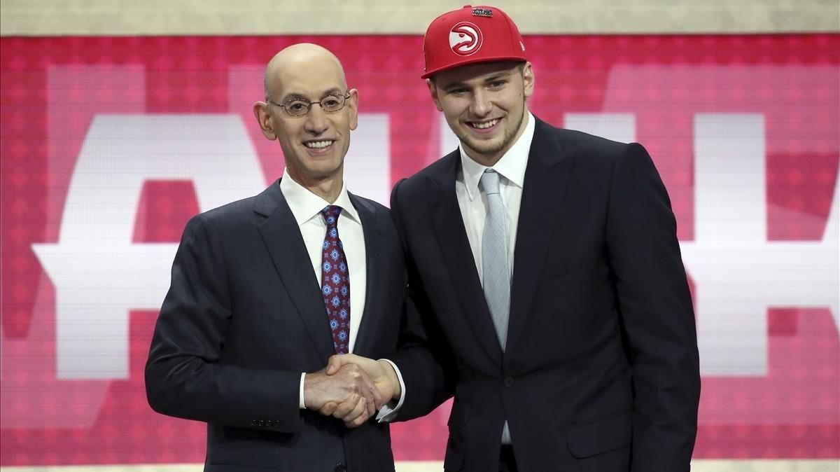 Luka Doncic junto a Adam Silver en el Draft de 2018 / AP Luka Doncic junto a Adam Silver en el Draft de 2018 / AP