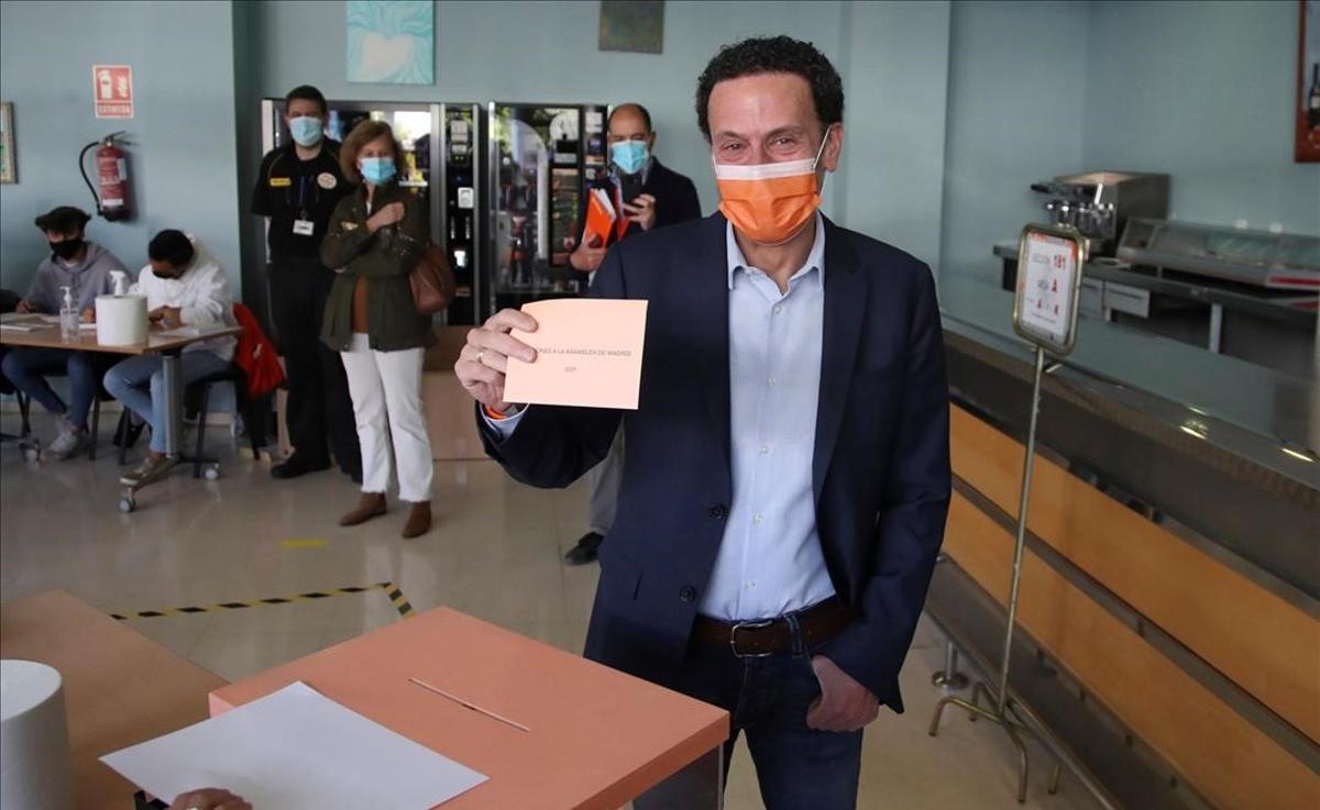 El candidato de Ciudadanos, Edmundo Bal, vota en el Centro Cultural Alfredo Kraus de Madrid.