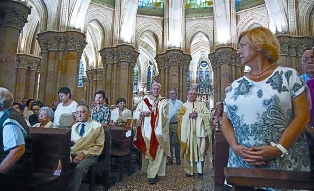 La ceremonia 8 Momento de la primera misa oficiada en la cripta de la Sagrada Família tras el incendio. La ceremonia 8 Momento de la primera misa oficiada en la cripta de la Sagrada Família tras el incendio.