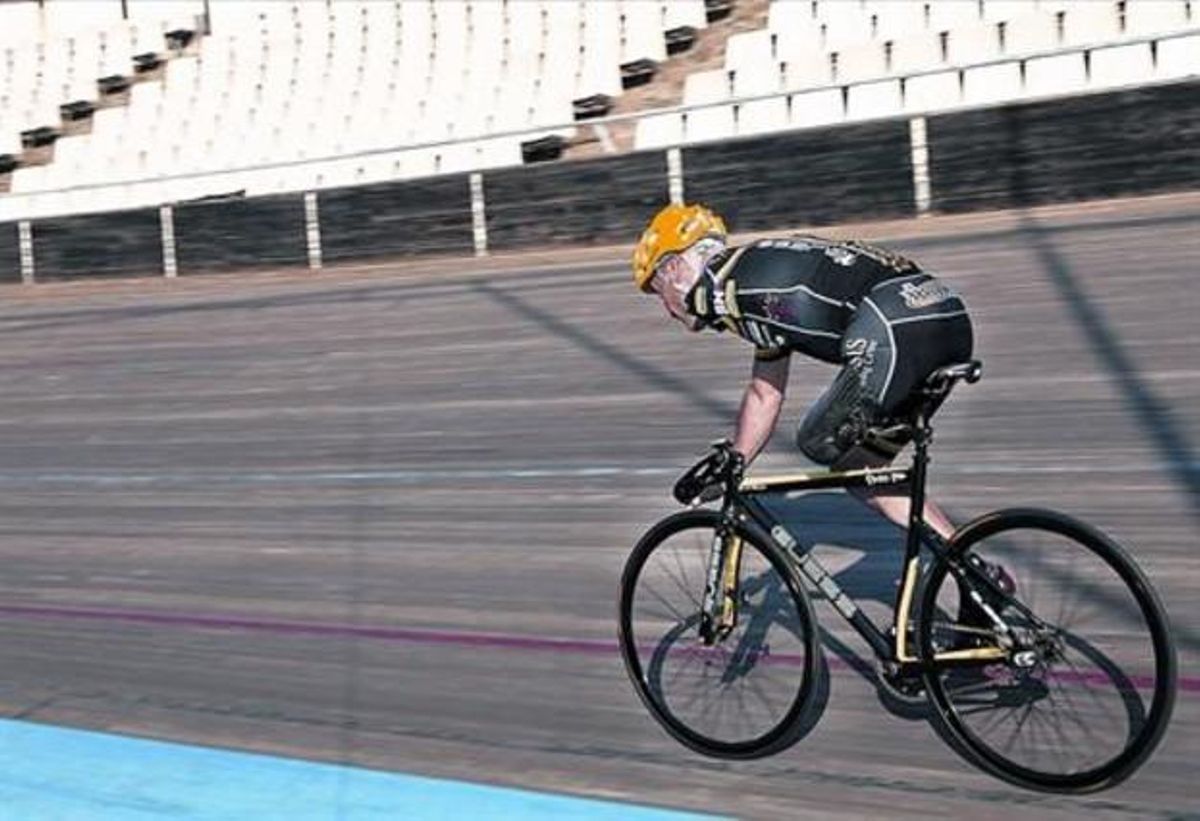 Juanjo Méndez, en el velódromo de Horta, donde se entrena con su equipo, Genesis. Juanjo Méndez, en el velódromo de Horta, donde se entrena con su equipo, Genesis.
