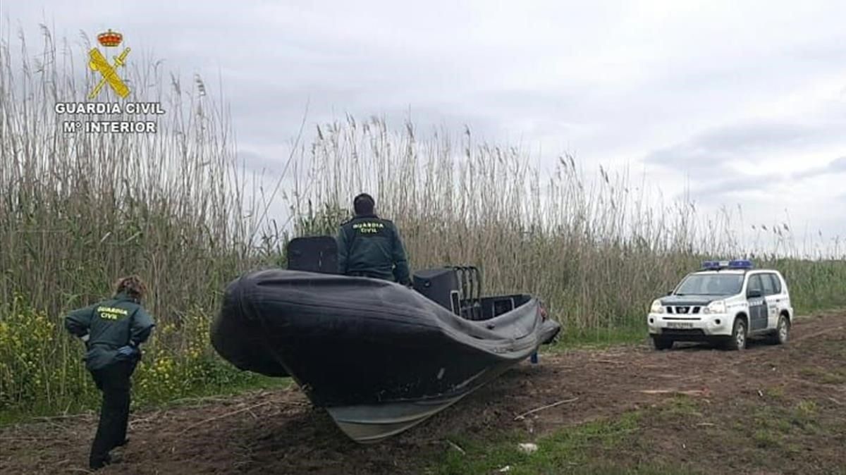 Imagen de una narcolancha intervenida hace unos días por la Guardia Civil a orillas del río Guadalquivir. Imagen de una narcolancha intervenida hace unos días por la Guardia Civil a orillas del río Guadalquivir.