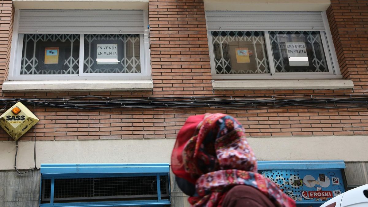 Una mujer mira los carteles de un piso en venta en Barcelona. Una mujer mira los carteles de un piso en venta en Barcelona.