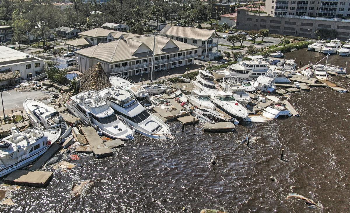 Fort Myers (United States), 29/09/2022.- An aerial photo made with a drone shows damage in the wake of Hurricane Ian in Fort Myers, Florida, USA, 29 September 2022. Hurricane Ian came ashore as a Category 4 hurricane according to the National Hurricane Center and is nearing an exit into the Atlantic Ocean on the East Coast of Florida. (Estados Unidos) EFE/EPA/TANNEN MAURY