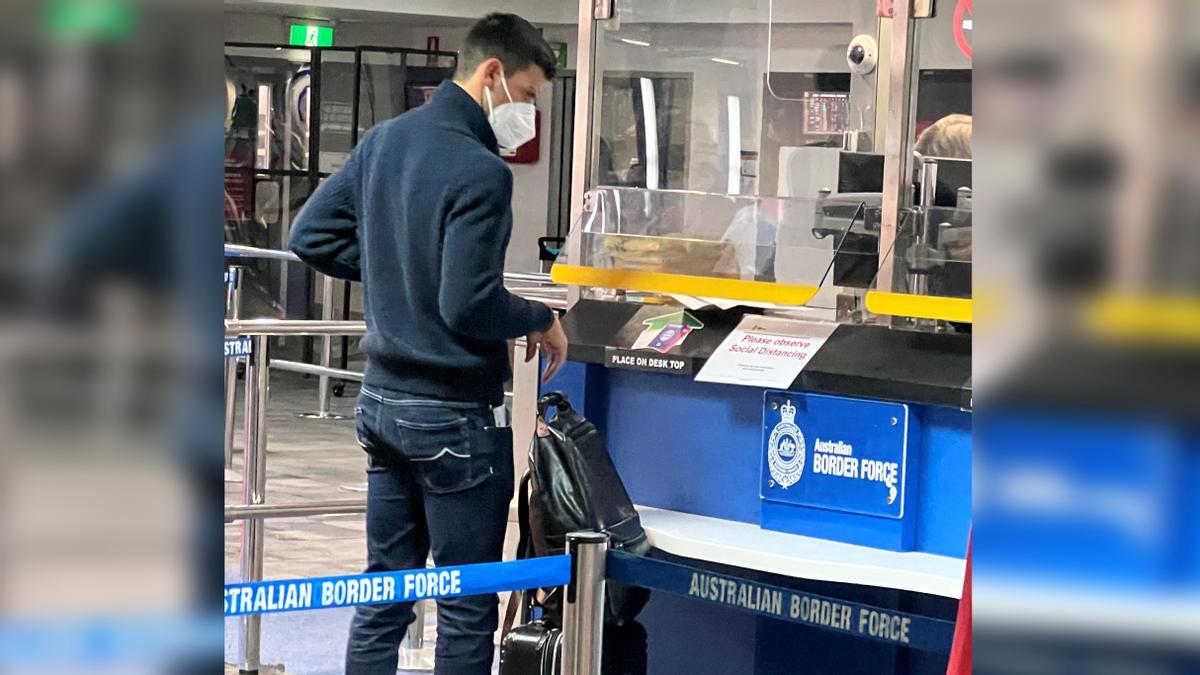 Novak Djokovic en el control de fronteras del aeropuerto de Melbourne.