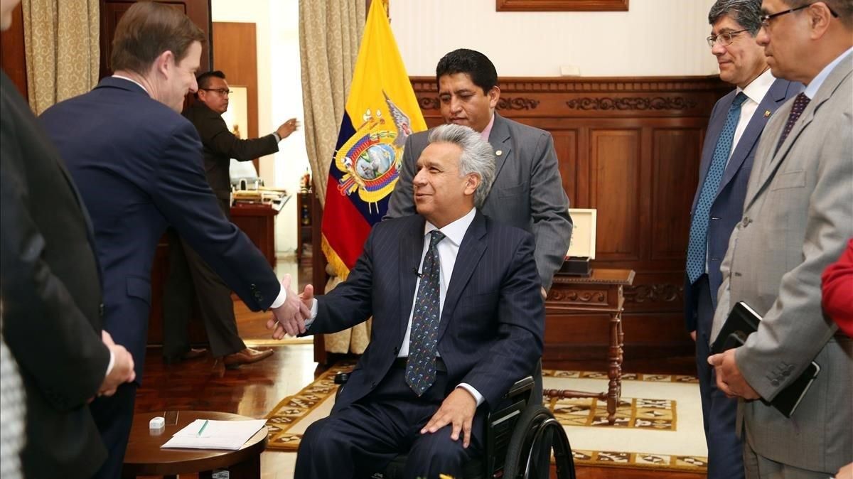 Lenín Moreno saluda al subsecretario de Asuntos Políticos de EEUU, David Hale, en una visita a Quito este jueves. Lenín Moreno saluda al subsecretario de Asuntos Políticos de EEUU, David Hale, en una visita a Quito este jueves.