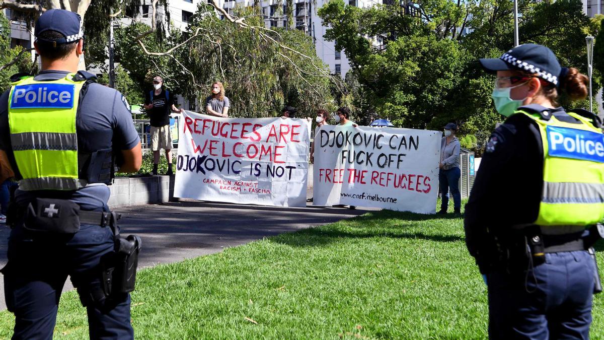 Manifestación ante el hotel de Djokovic de Melbourne, donde se encuentran varias personas a la espera de ser deportadas.