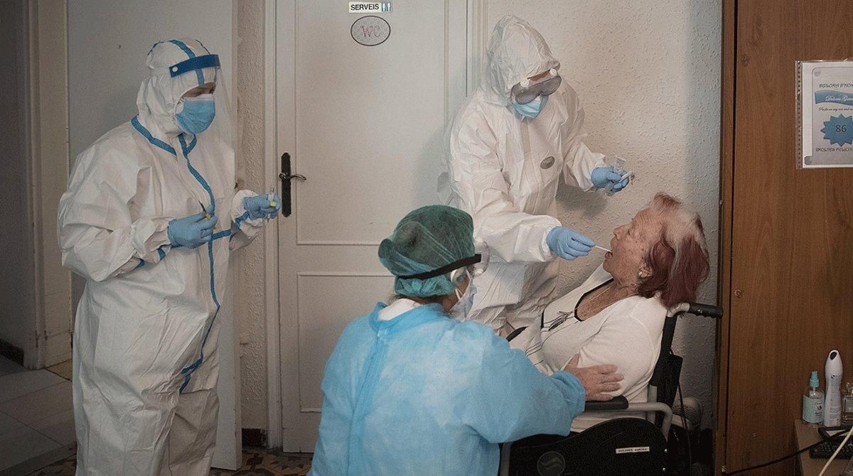 Enfermeras del CAP Manso de Barcelona realizan un test PCR a una anciana en la residencia geriátrica La Pau, el pasado 14 de mayo. Enfermeras del CAP Manso de Barcelona realizan un test PCR a una anciana en la residencia geriátrica La Pau, el pasado 14 de mayo.