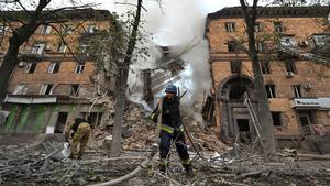 Trabajadores de los servicios de emergencias trabajan en un edificio residencial dañado por un ataque ruso con misiles, en Zaporiyia.