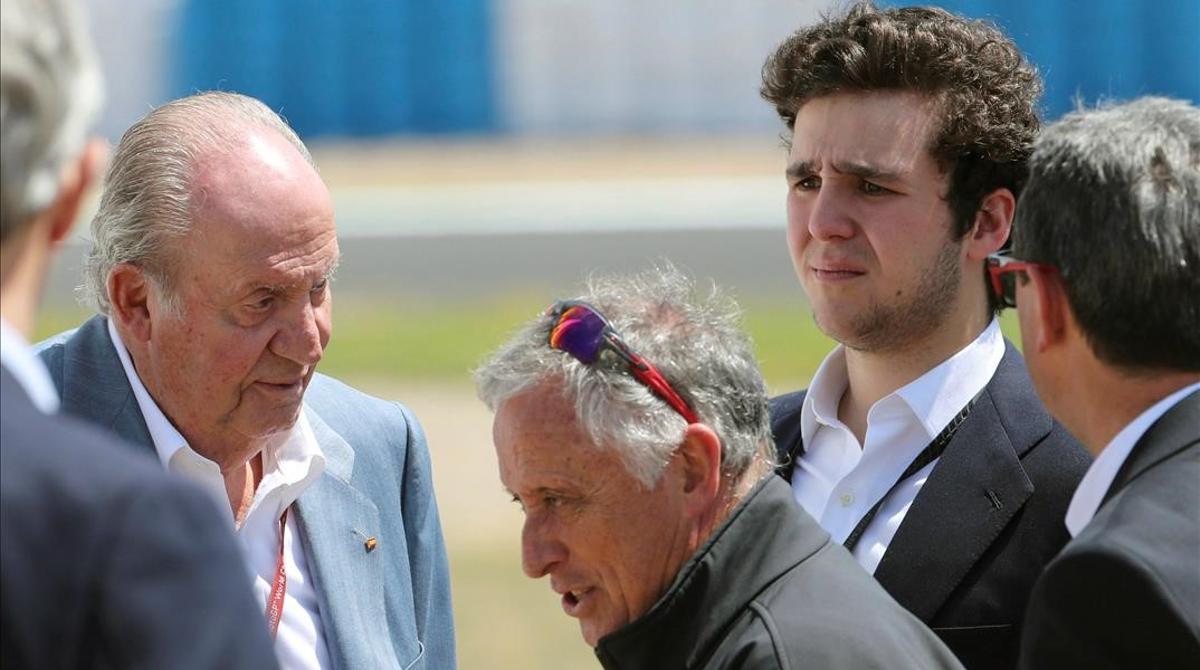 El rey Juan Carlos acompañado de su nieto Felipe Juan Froilán durante su asistencia a las carreras del Gran Premio de España disputado en el circuito de Jerez de la Frontera, en mayo del 2019.